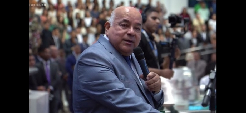 Pastor critica homens que ficam em casa enquanto a esposa sustenta o lar