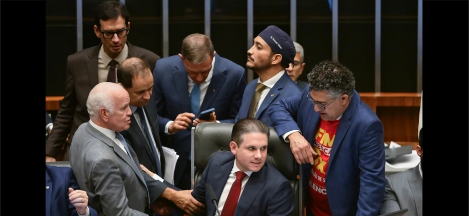 C�mara aprova em dois turnos fim da escala 6x1 com jornada m�xima de 40 horas semanais 